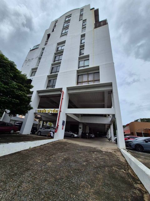 ทางรถเข้า-ออกด้านหน้าอาคาร Royal Park Condominium