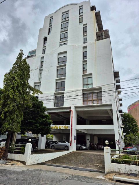 ภาพด้านหน้าอาคาร Royal Park Condominium (ภาพจริง)